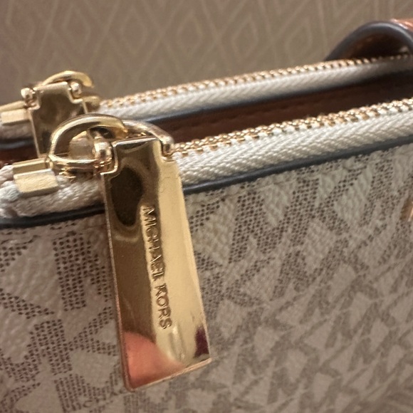 Michael Kors Monogram Cream Jet Set Wallet / Wristlet Clutch - Picture 9 of 10